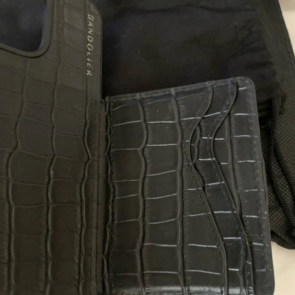 iPhone 15 promax Black Croc 👉🏻CROSSBODY STRAP NOT INCLUDED retails $168.00.